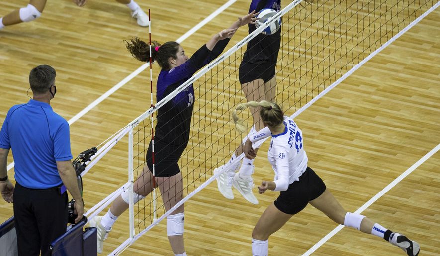 Kentucky&#39;s Alli Stumler (17) scores a point against Washington&#39;s Samantha Drechsel (9) during a semifinal in the NCAA women&#39;s volleyball championships Thursday, April 22, 2021, in Omaha, Neb. (AP Photo/John Peterson)