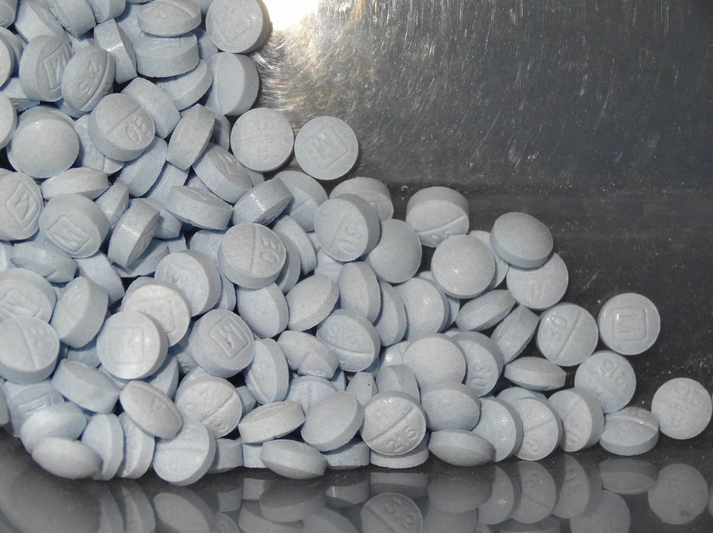 Dua pria didakwa, dituduh menggunakan web gelap untuk menjual lebih dari 120.000 pil yang mengandung fentanyl