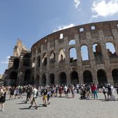 Tourists wait in a queue to enter the Colosseum in Rome, Italy, Friday, Aug. 6, 2021. (AP Photo/Riccardo De Luca)