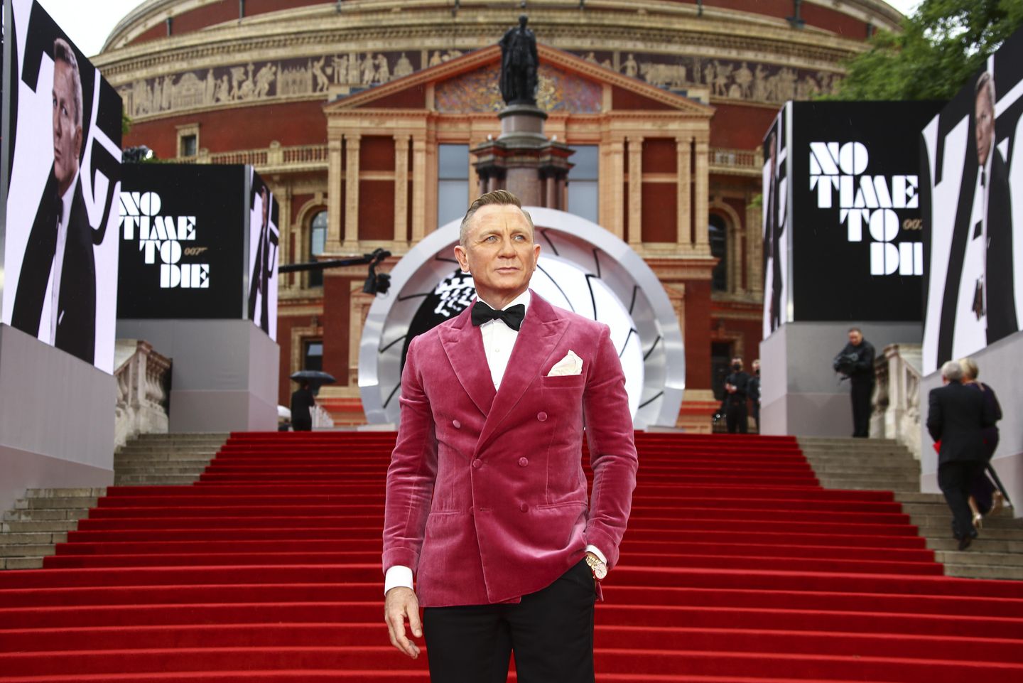 Daniel Craig on bidding Bond goodbye in 'No Time to Die' thumbnail