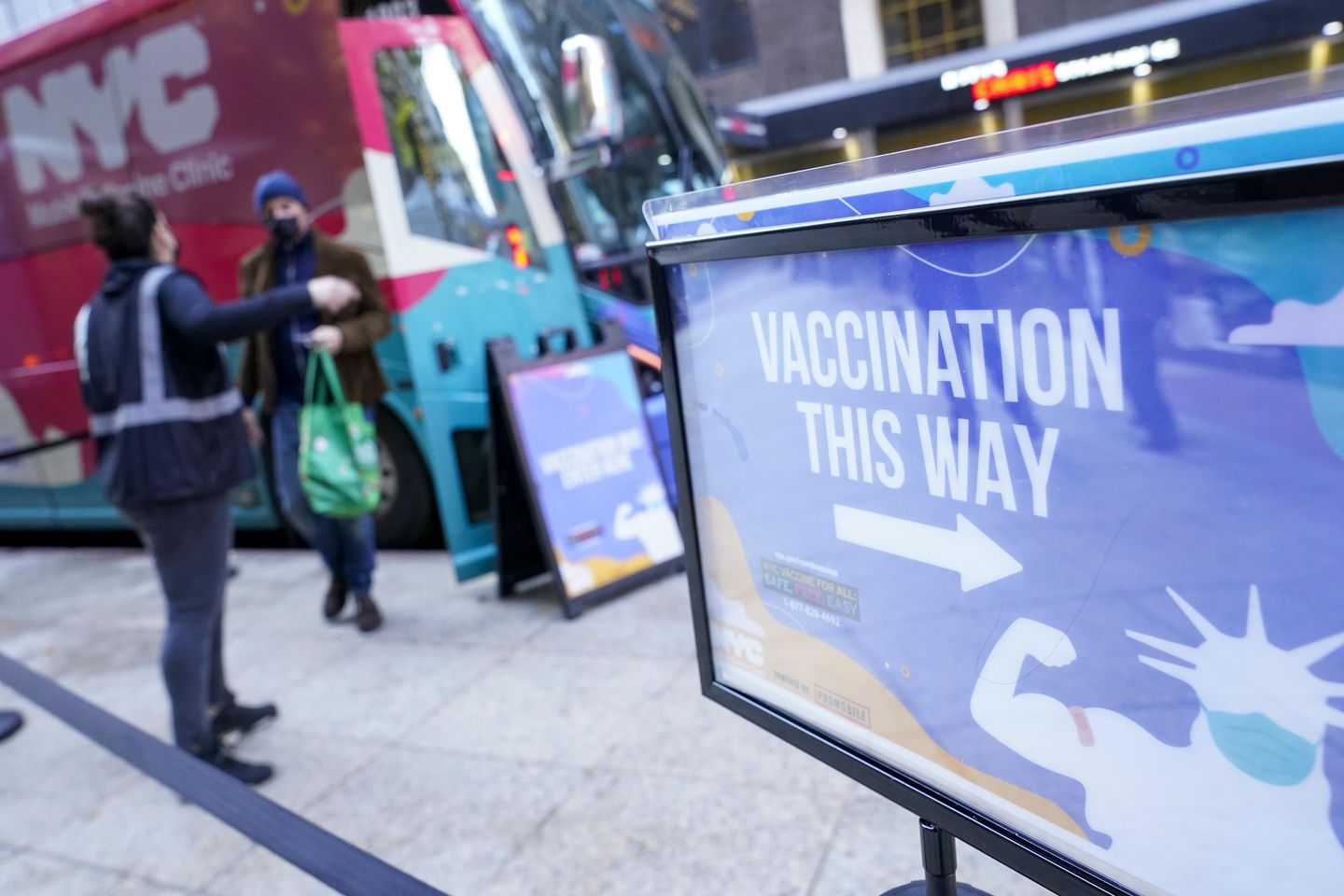 Para las empresas de la ciudad de Nueva York, los mandatos de vacunas ponen un freno a las vacaciones