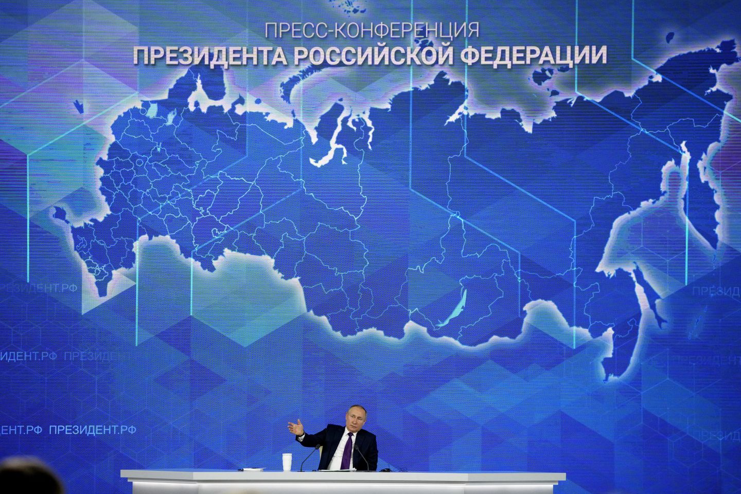 Vladimir Putin, on yıl sonra ilk kez geleneksel yıl sonu basın toplantısını bozdu