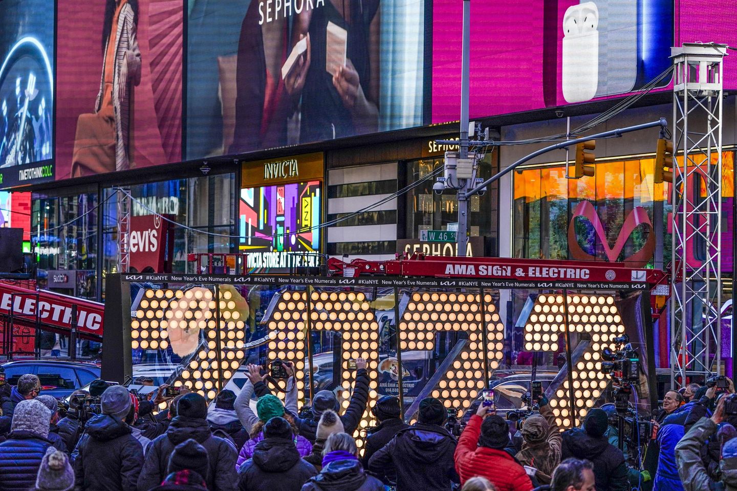 La ciudad de Nueva York marca el comienzo de 2022 con la caída de la bola en Times Square