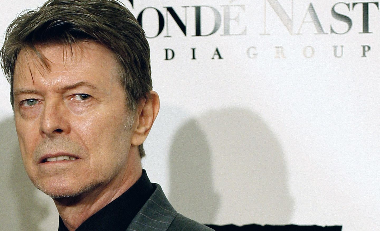 El extenso catálogo de música de David Bowie se vende a Warner