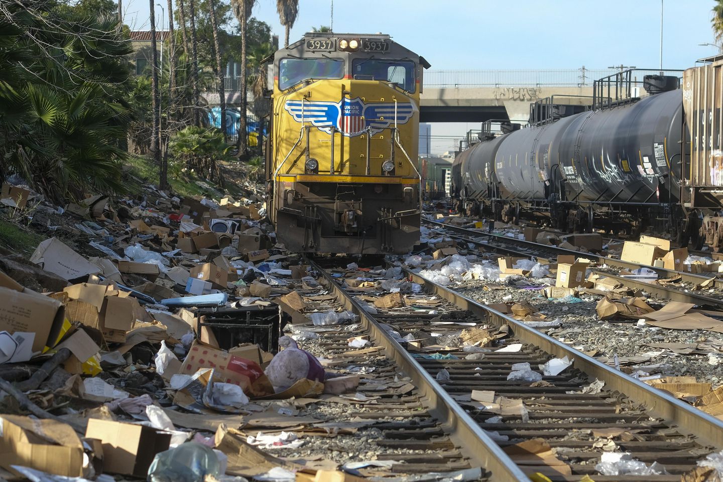 Ladrones asaltan contenedores de carga ferroviarios en Los Ángeles
