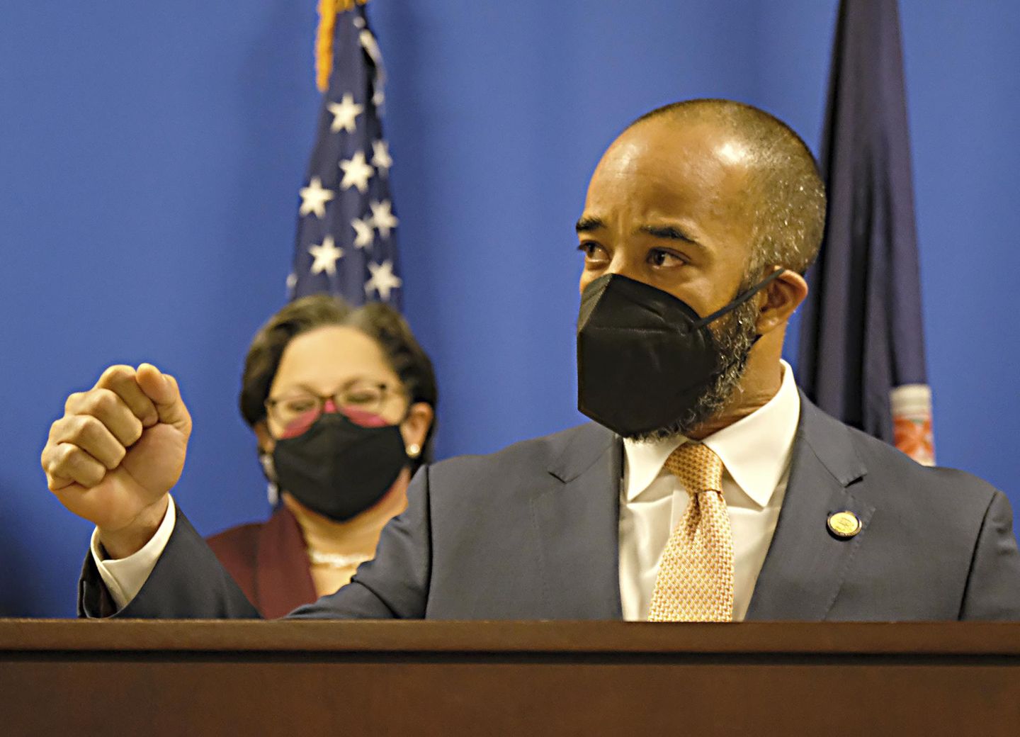 Confusión, demanda sigue orden del gobernador de Virginia sobre máscaras