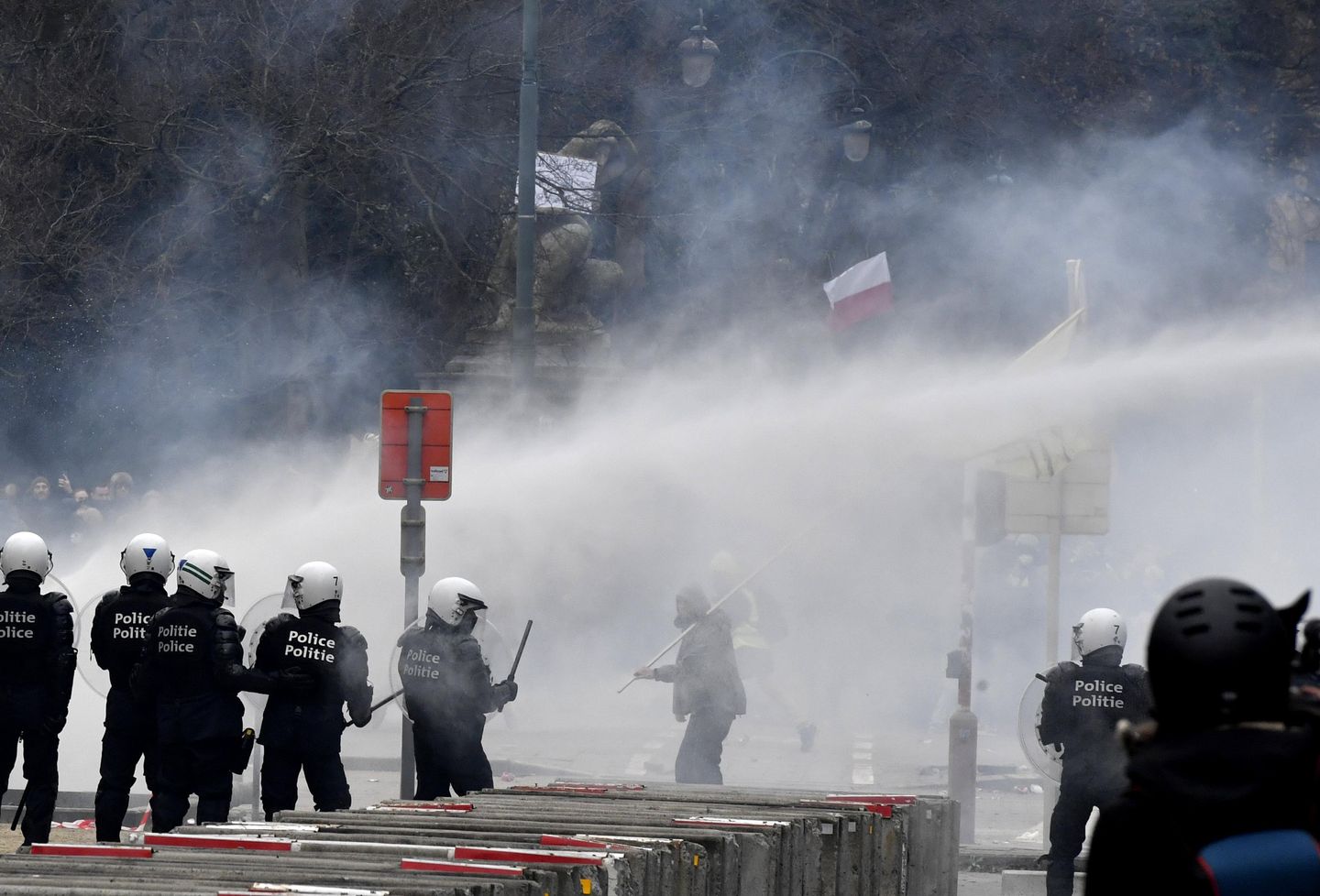 Cañones de agua y gases lacrimógenos en protestas por COVID-19 en Bruselas