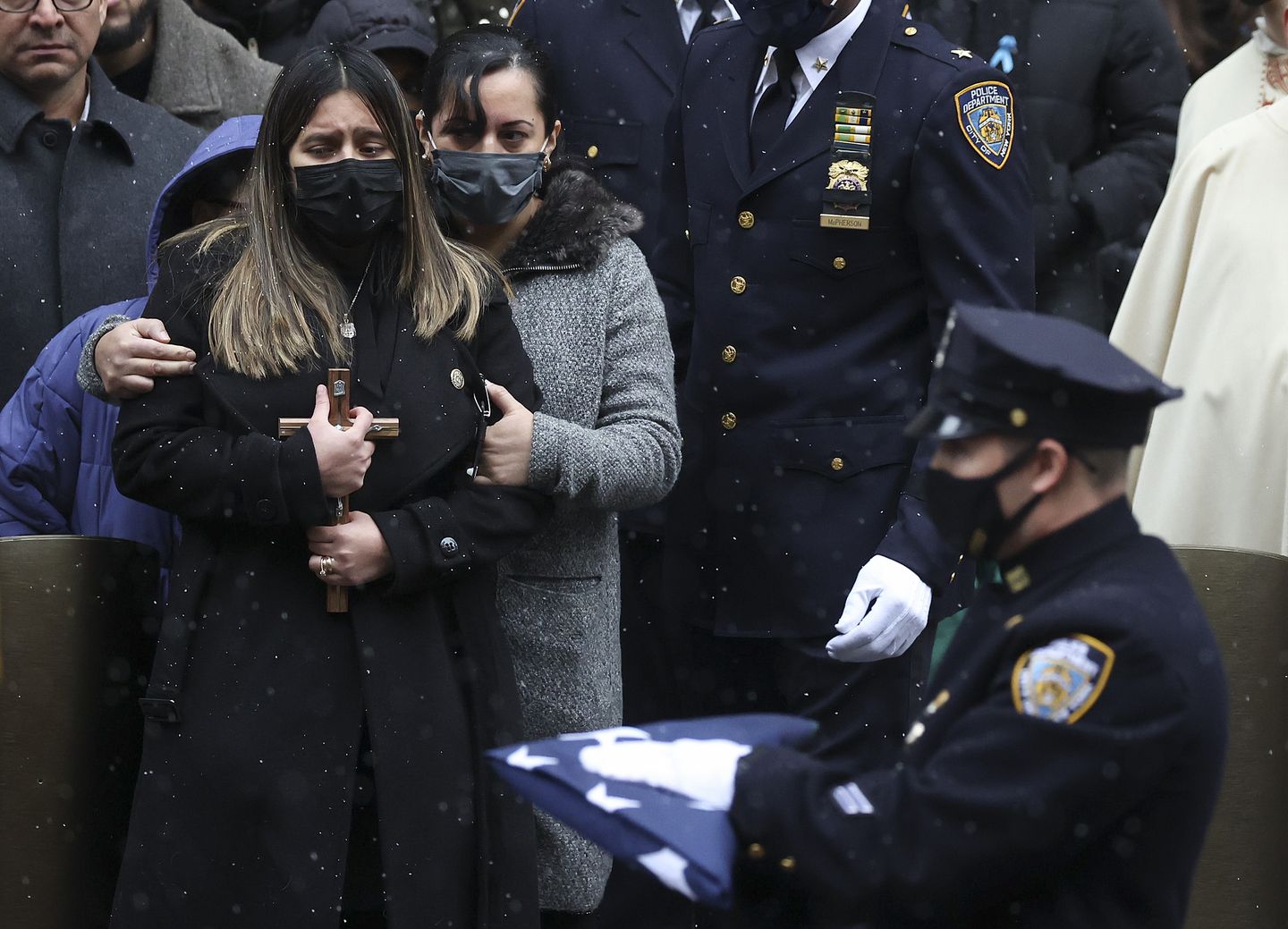 La viuda del detective asesinado de la policía de Nueva York critica al fiscal de distrito de Manhattan con un elogio entre lágrimas
