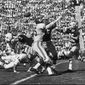 Green Bay Packers quarterback Bart Starr throws a pass during first quarter action in Super Bowl I against the Kansas City Chiefs at the Los Angeles Coliseum on Jan. 15, 1967. The Packers beat the Chiefs 35-10. (Los Angeles Times via AP, File) **FILE**
