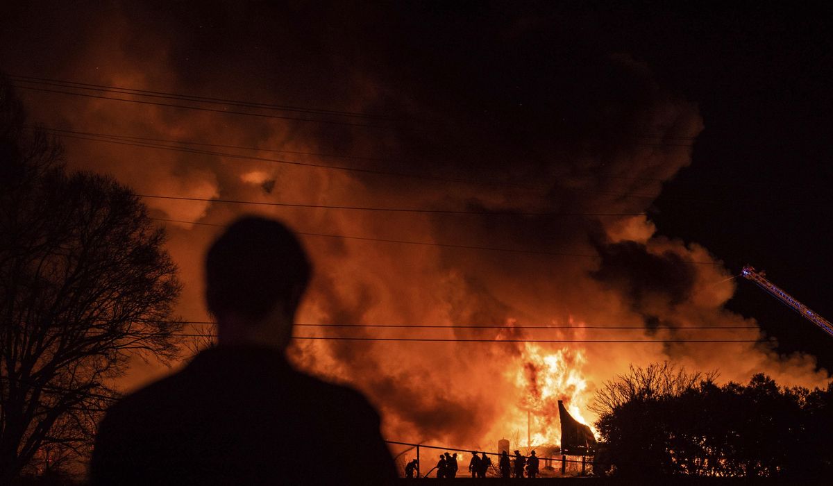 Explosion fears remain as N. Carolina fertilizer plant burns 3 aptopix fertilizer plant fire 58541 c0 177 3875