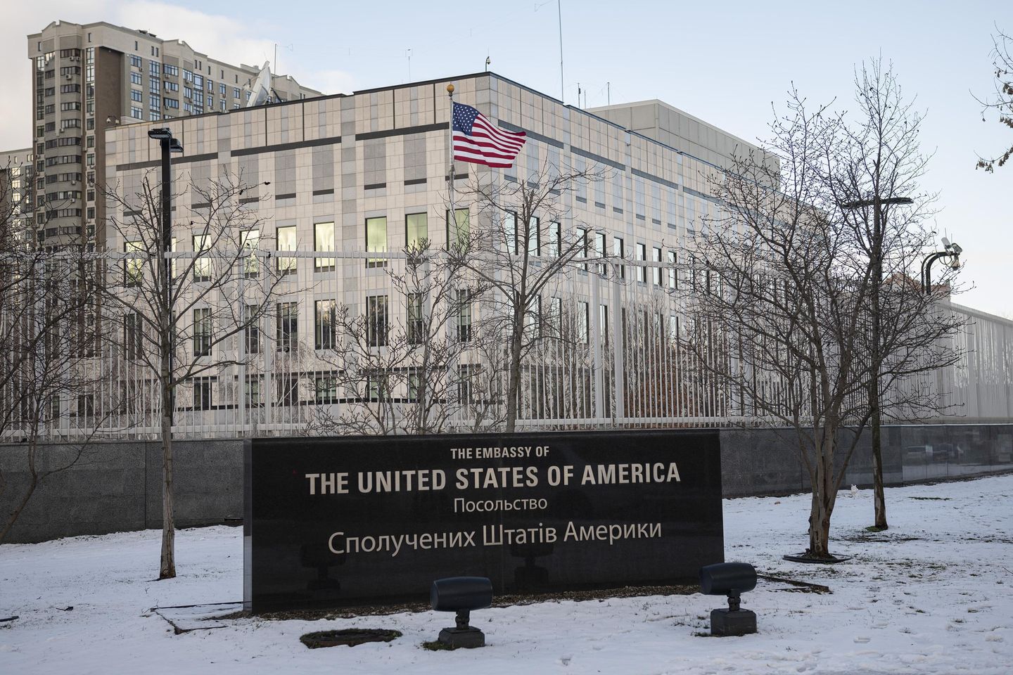 Büyükelçilik, Amerikalıları, Rus saldırılarının yenilenmesi korkusuyla Ukrayna'yı terk etmeleri konusunda uyardı
