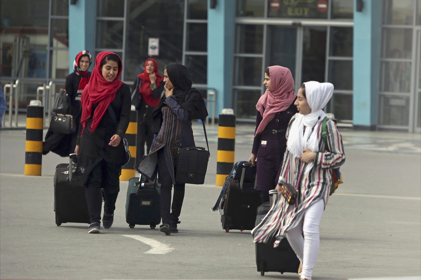 Yetkililer: Taliban refakatsiz kadınları uçuşlardan engelledi
