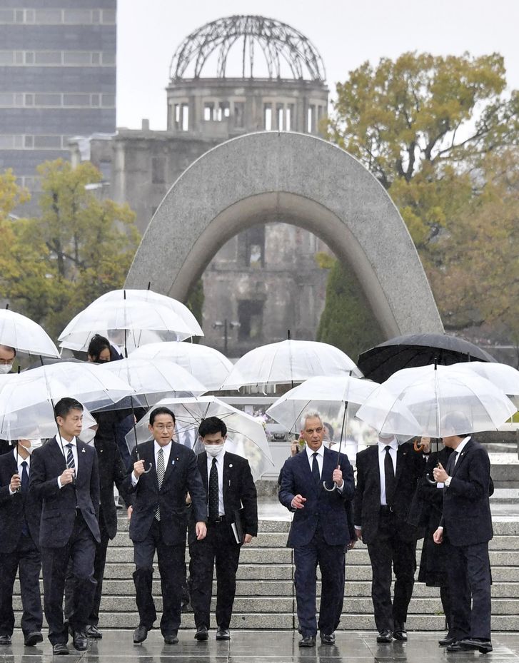 Japonya Başbakanı ve ABD elçisi Rusya'nın nükleer bomba korkuları arasında Hiroşima'da dua etti