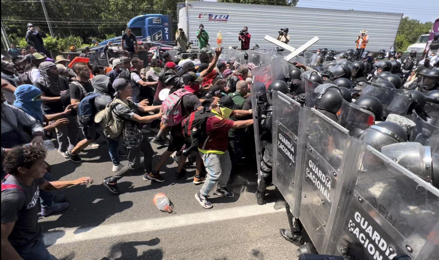 Biden COVID yasağını kaldırırken göçmenler güney Meksika'dan yürüdü