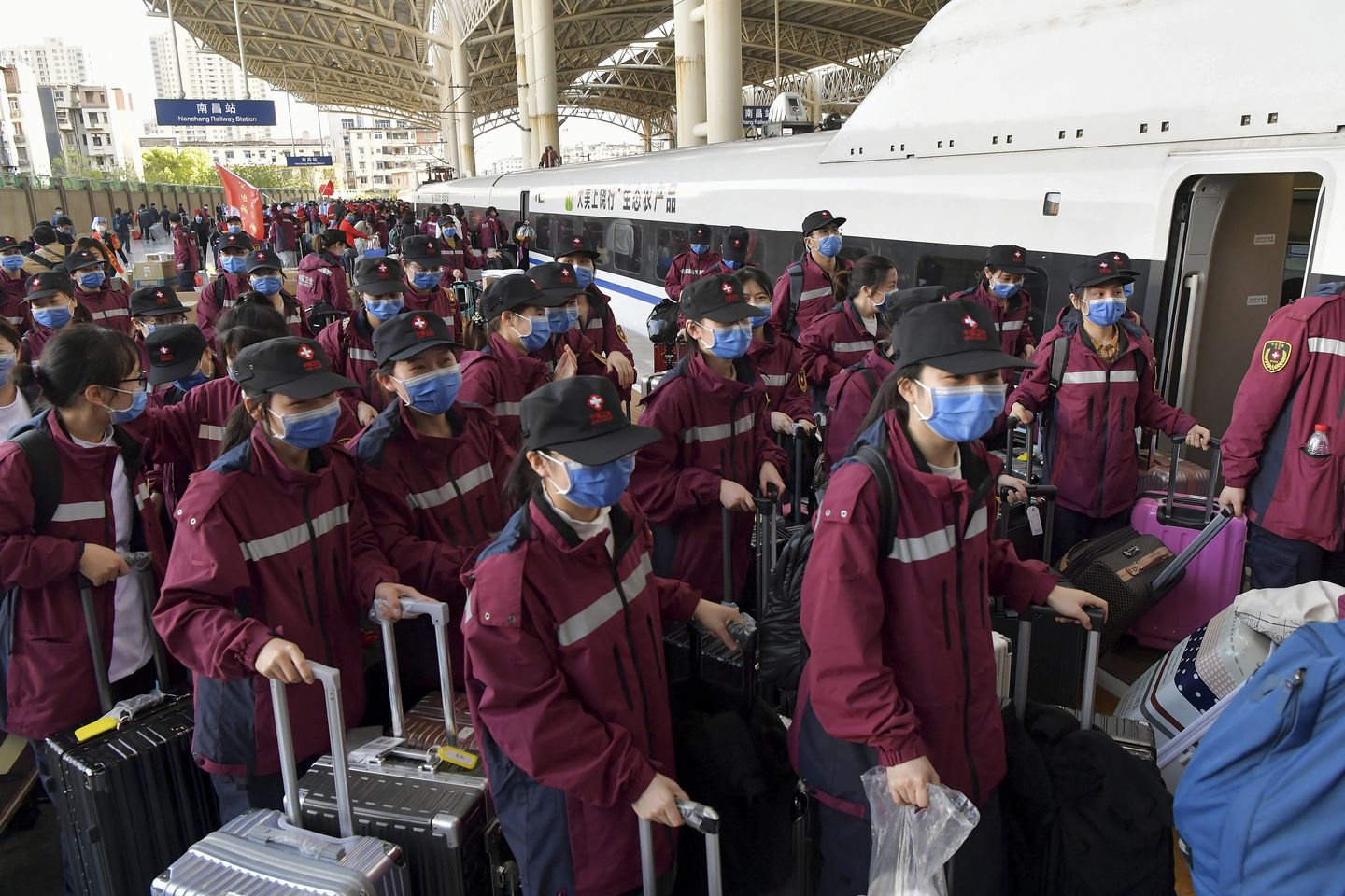 Çin, liman kenti koronavirüsle mücadele ederken Şanghay'a 2 bin asker gönderdi