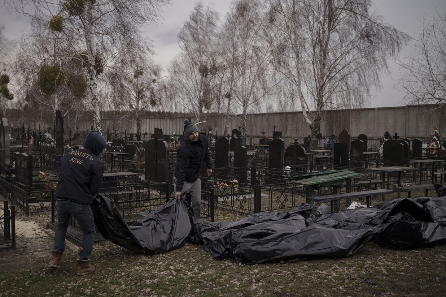 Ukrayna'nın Bucha kentinde en son dehşetler arasında yanmış, yığılmış cesetler