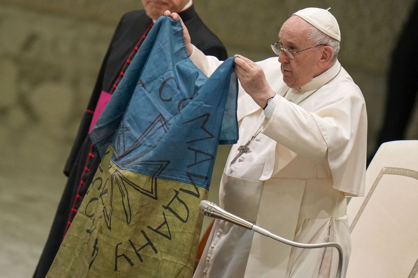 Papa Francis, Rusya'nın 'katliam' bölgesi olan Bucha'dan Ukrayna bayrağını öptü