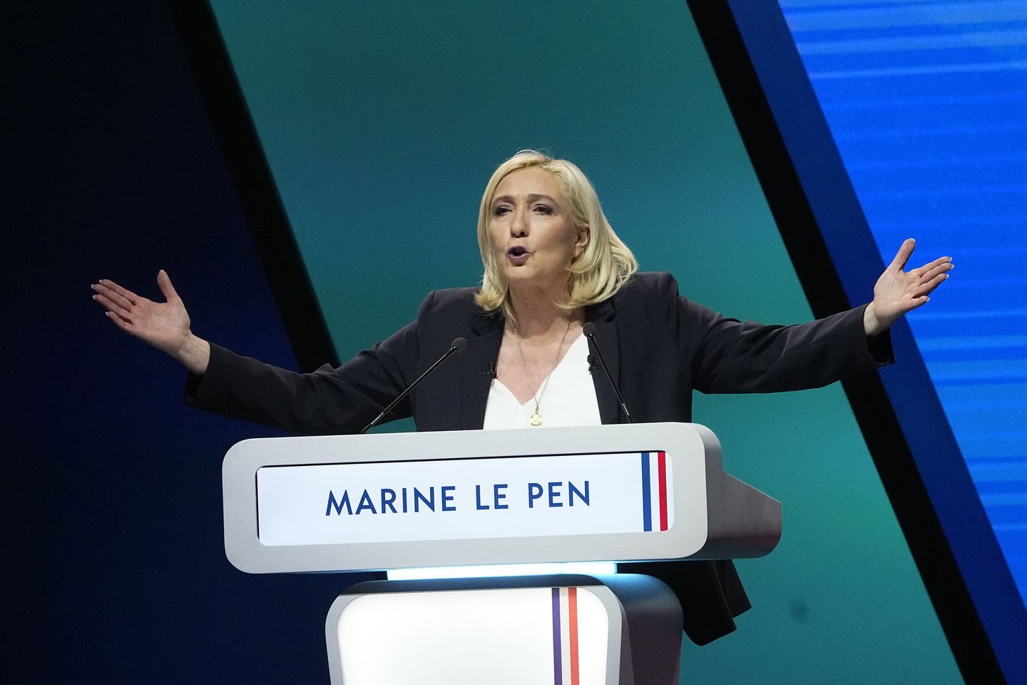 Le Pen, Fransa seçimleri öncesinde Macron'a karşı yükseldi
