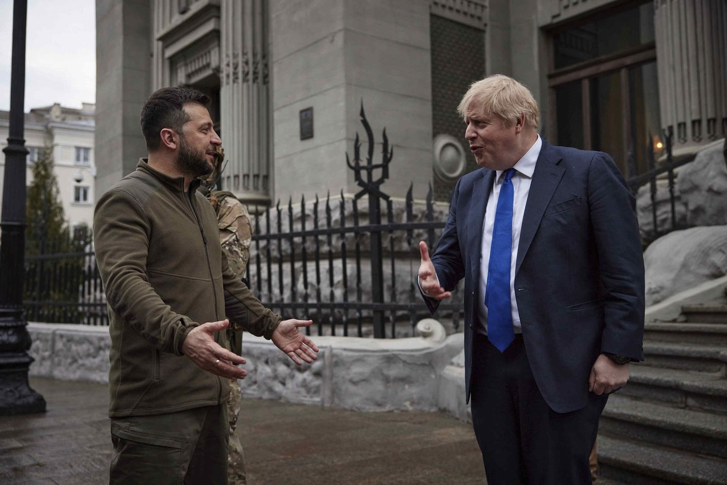 Boris Johnson, Kiev'de Zelenskyy ile yüz yüze görüştü, ek yardım sözü verdi