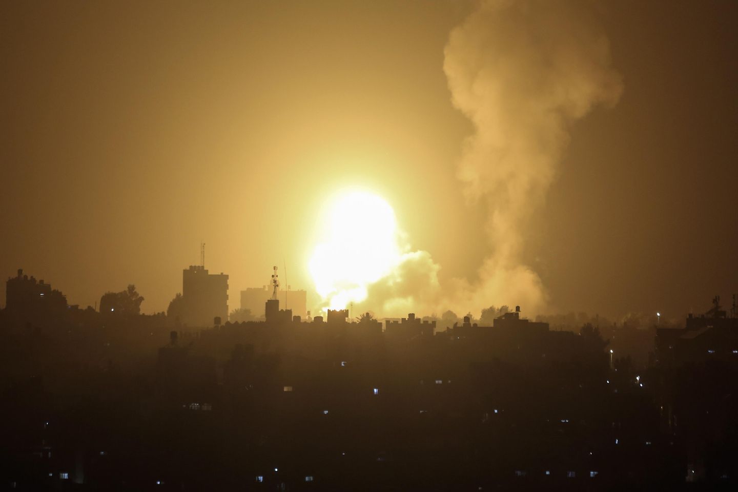 İsrail, Biden ziyaretinden saatler sonra roket saldırılarının ardından Gazze'yi vurdu