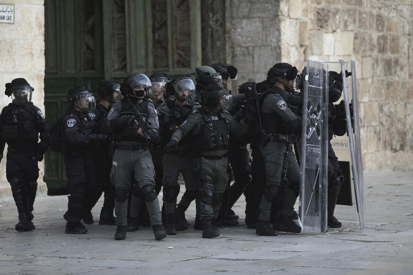 İsrail polisi, taş fırlatmanın ardından kutsal Kudüs'ü bastı