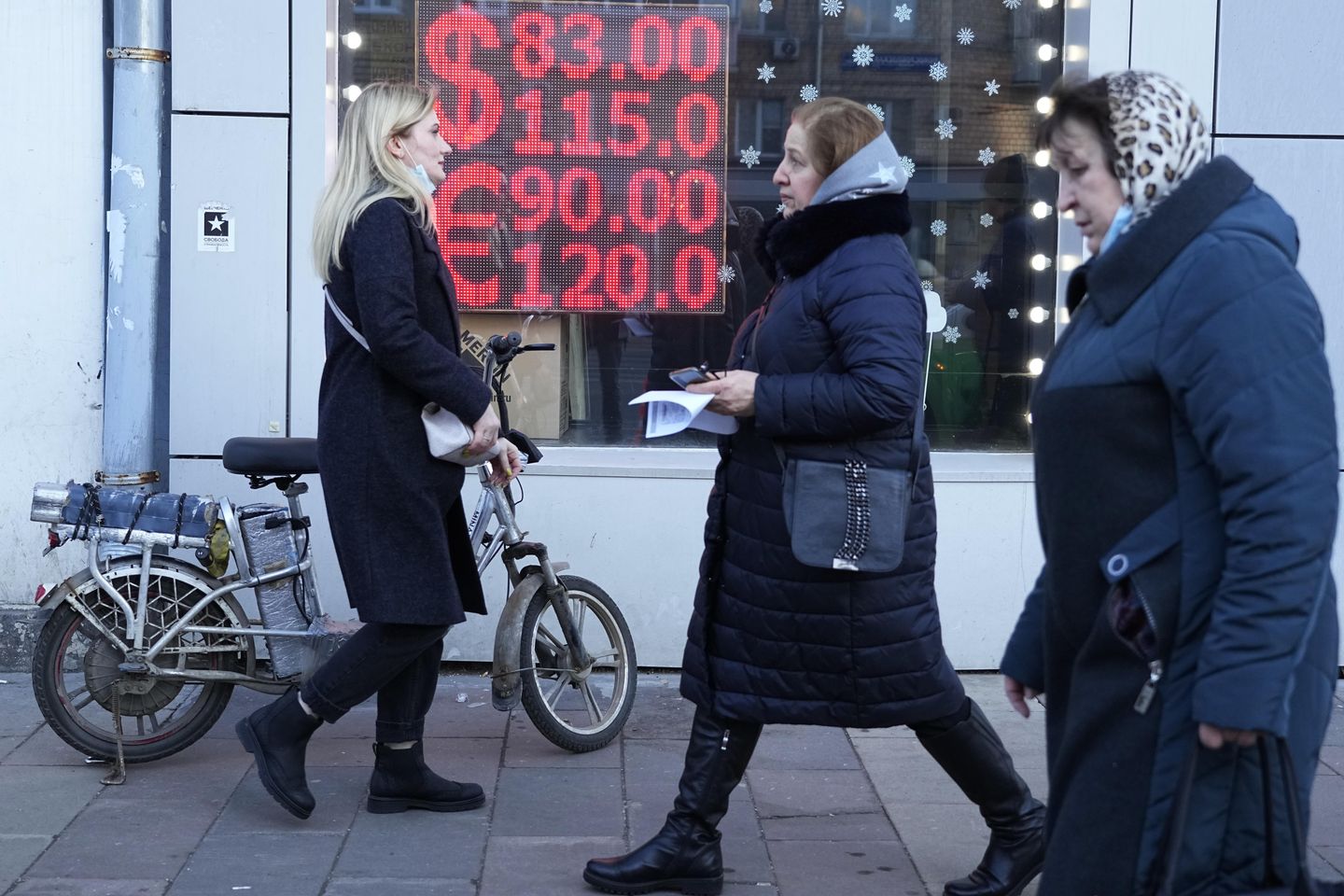 Yaptırımlar Rus ekonomisini vurdu, ancak Putin aksini söylüyor