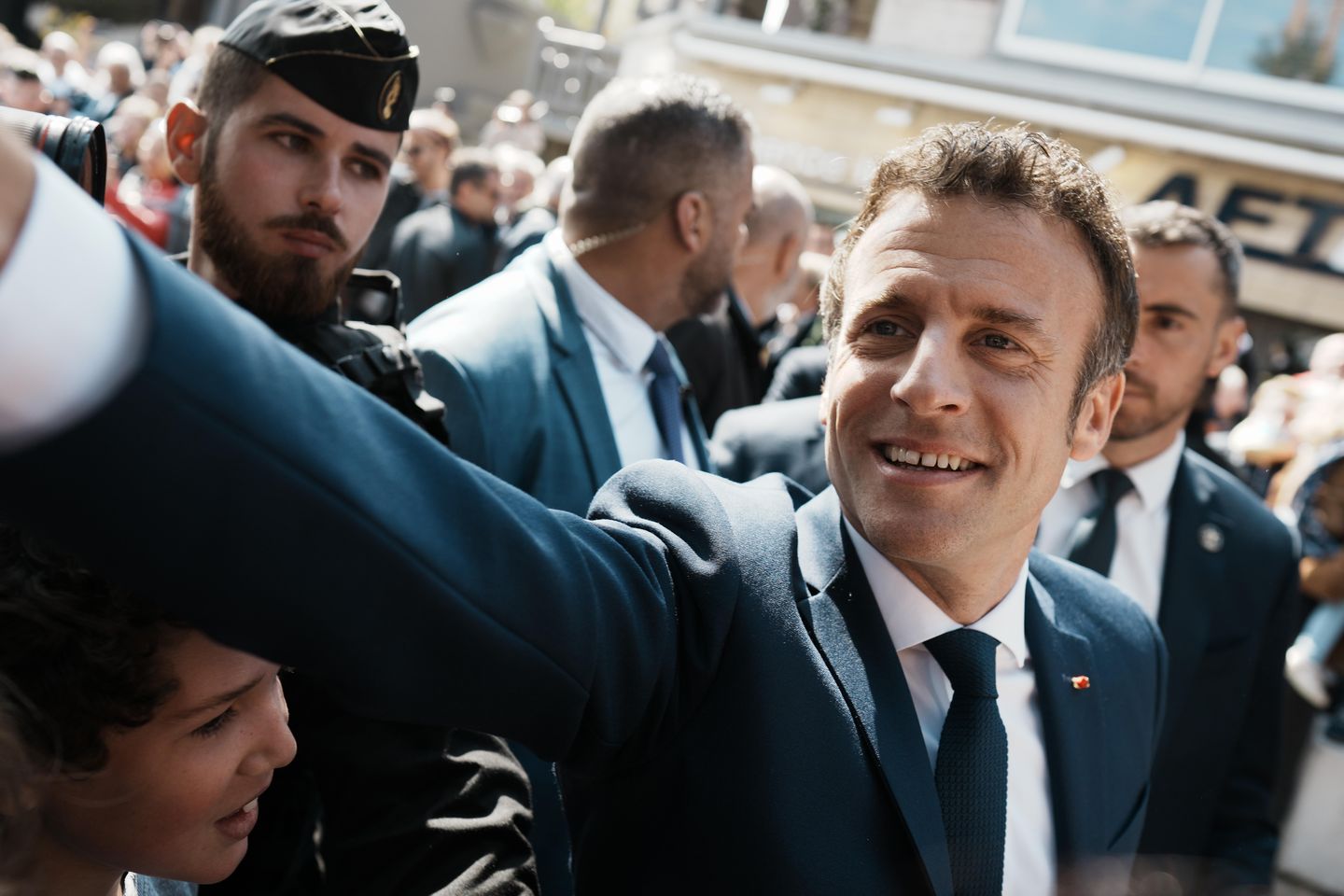 Fransa'nın Macron yeniden seçildi, ancak aşırı sağ rakip oyunu yükseltti