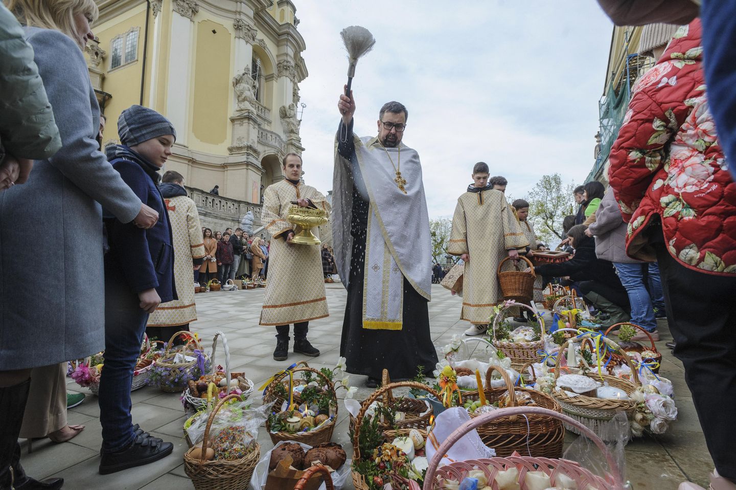 Ukrayna Ortodoks Paskalyasını mahsur kalanlar için dualarla kutladı