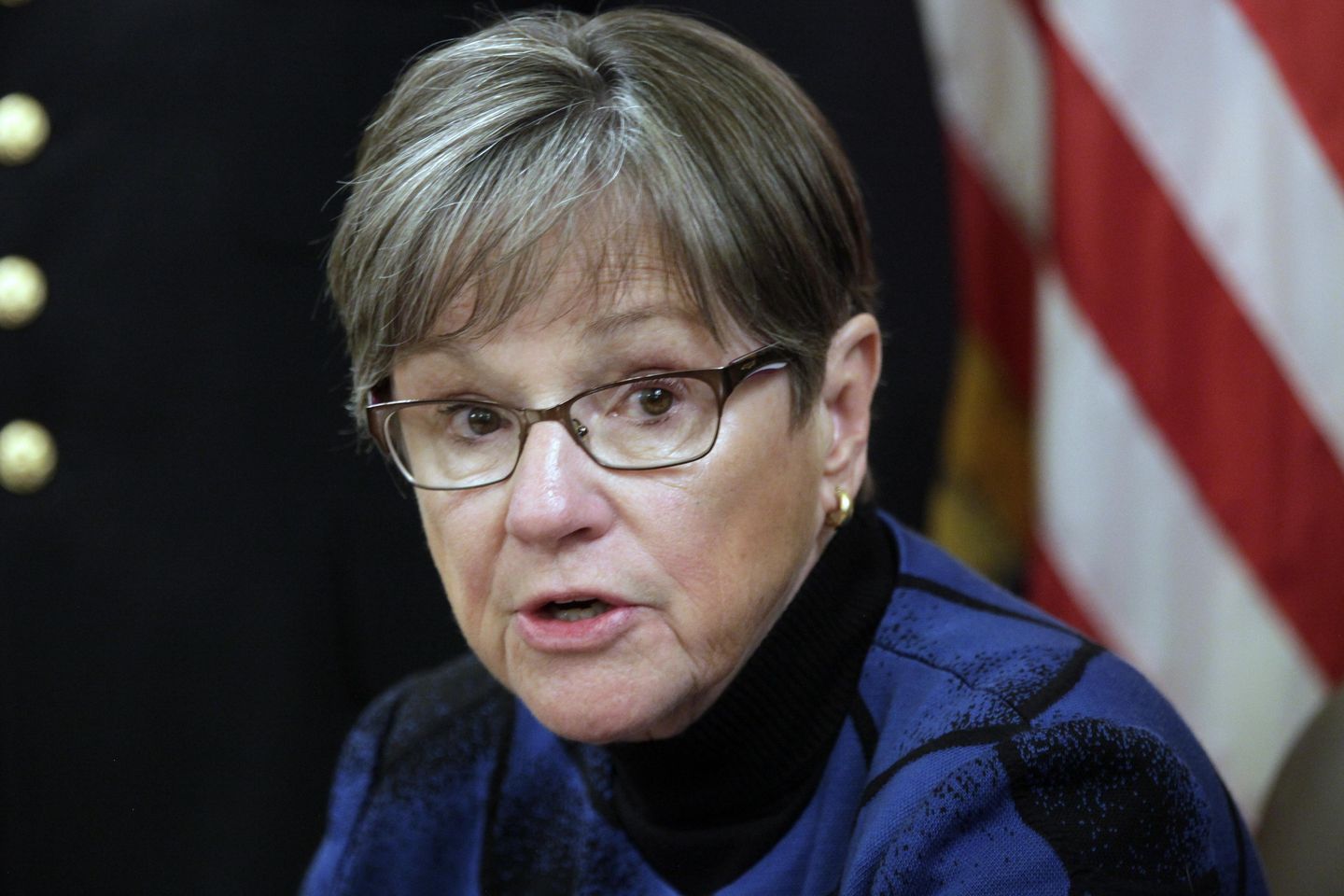 Laura Kelly, Gubernur Kansas, memveto rencana GOP untuk melarang mandat topeng