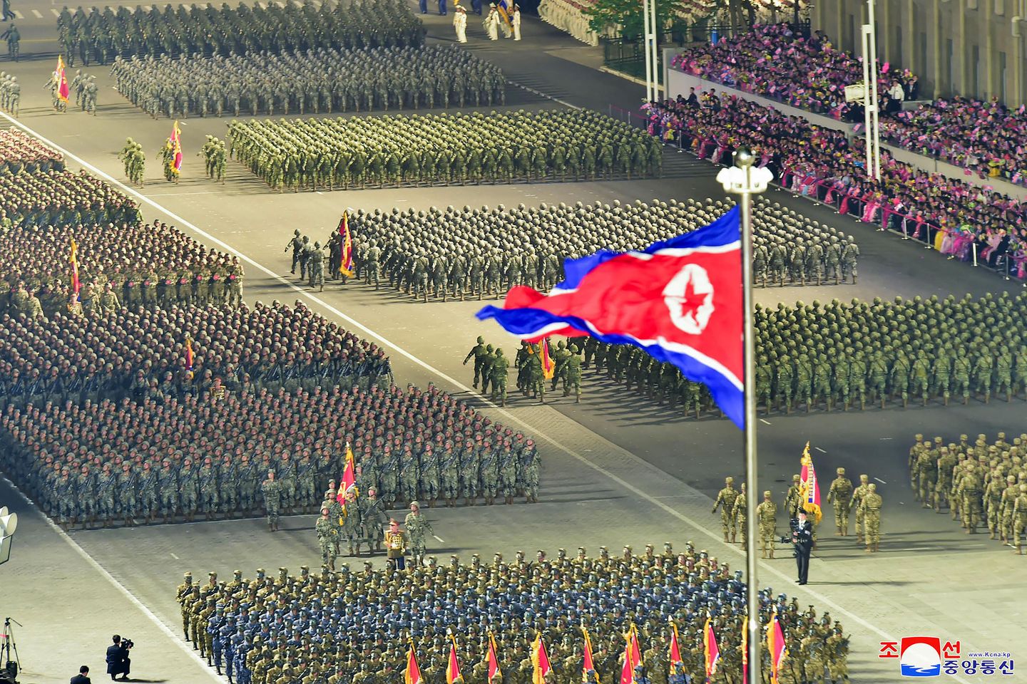Kim Jong Un, gece askeri geçit töreninde nükleer güçlerini artırma sözü verdi
