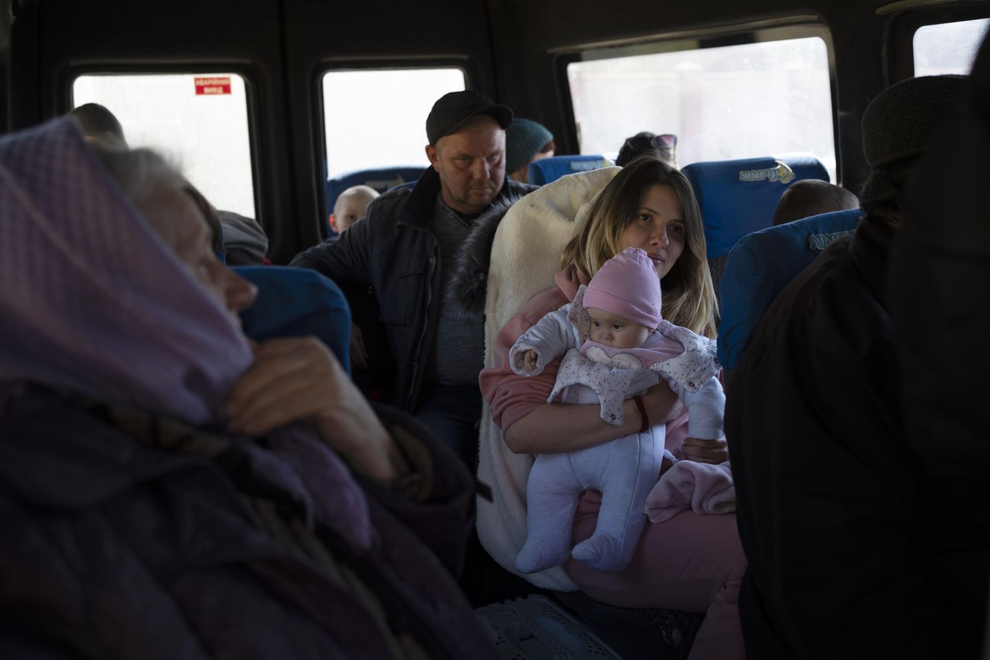 Savunucuları, yerinden edilmiş Ukraynalı çocukların evlat edinmeye değil yardıma ihtiyacı olduğunu söylüyor