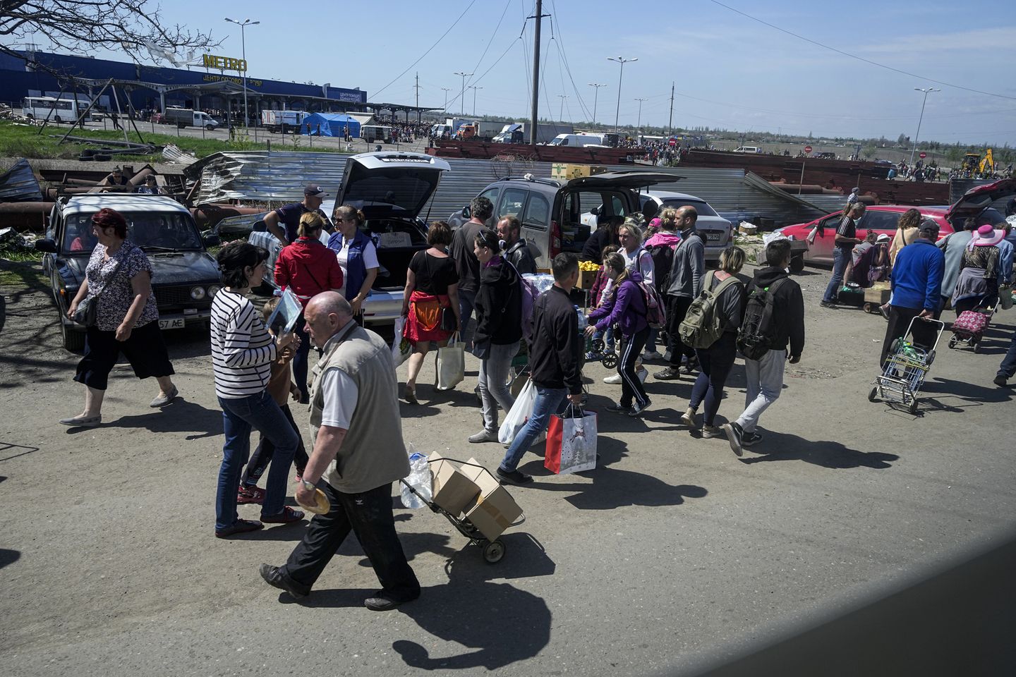 Yetkililer, Ukrayna'nın kuşatma altındaki Mariupol limanından sivil tahliyenin devam ettiğini söyledi