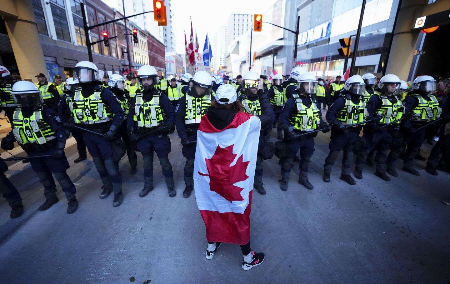 Kanada polisi, yetkilere karşı çıkan protestocularla karşı karşıya kaldı