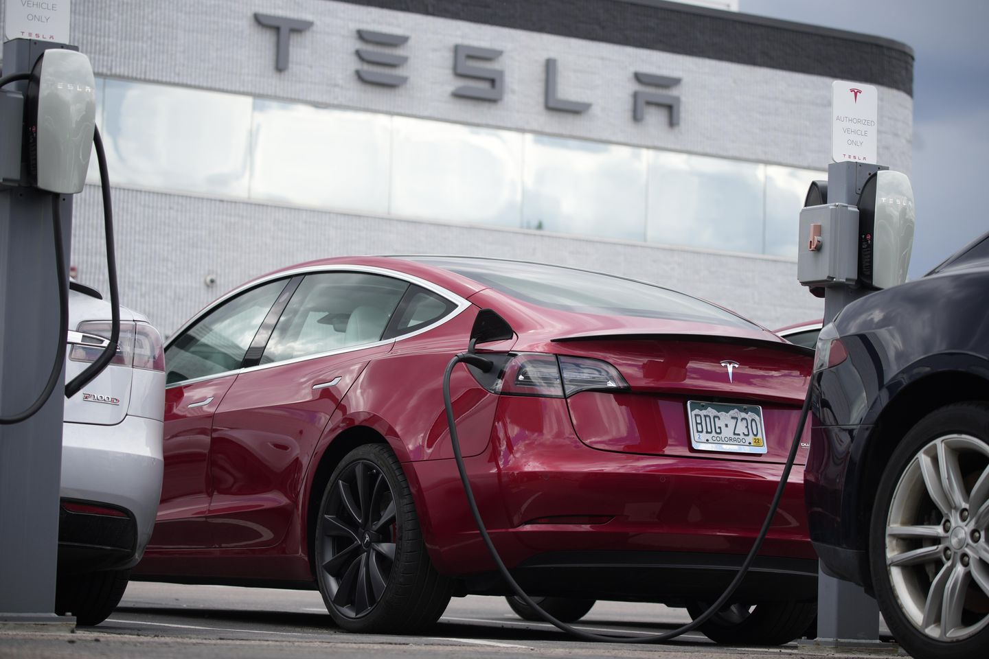 Çin düzenleyicisi, 14.684 Tesla'nın çarpışma riski nedeniyle geri çağrıldığını söyledi