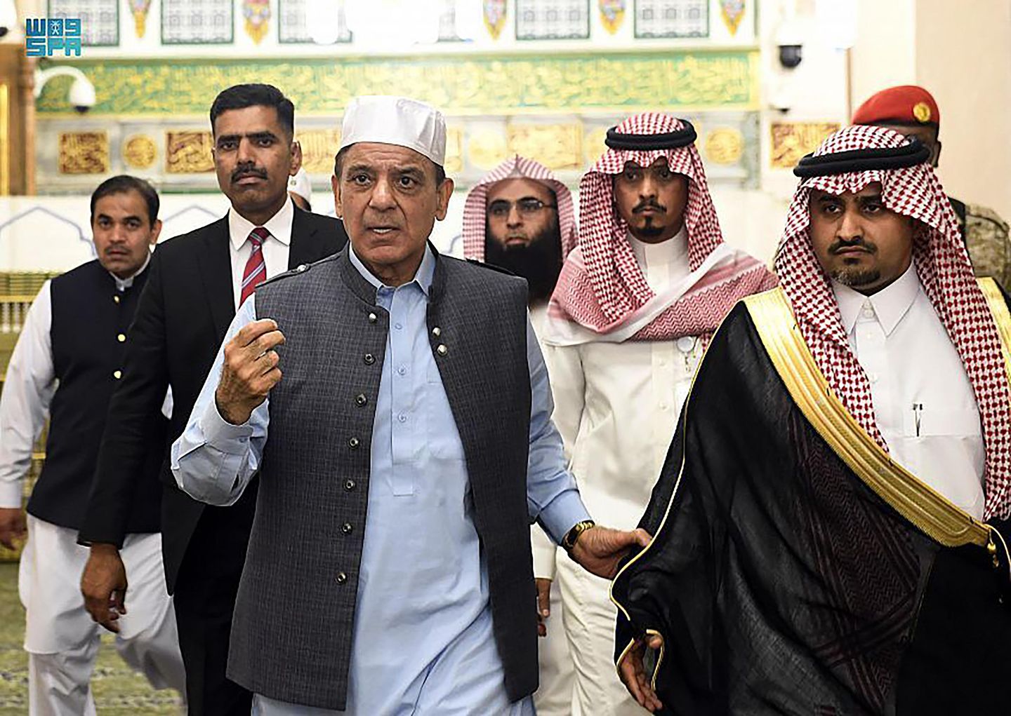 Yeni Pakistan Başbakanı, siyasi bölünmenin ortasında Suudi Arabistan'a ilk ziyaretinde