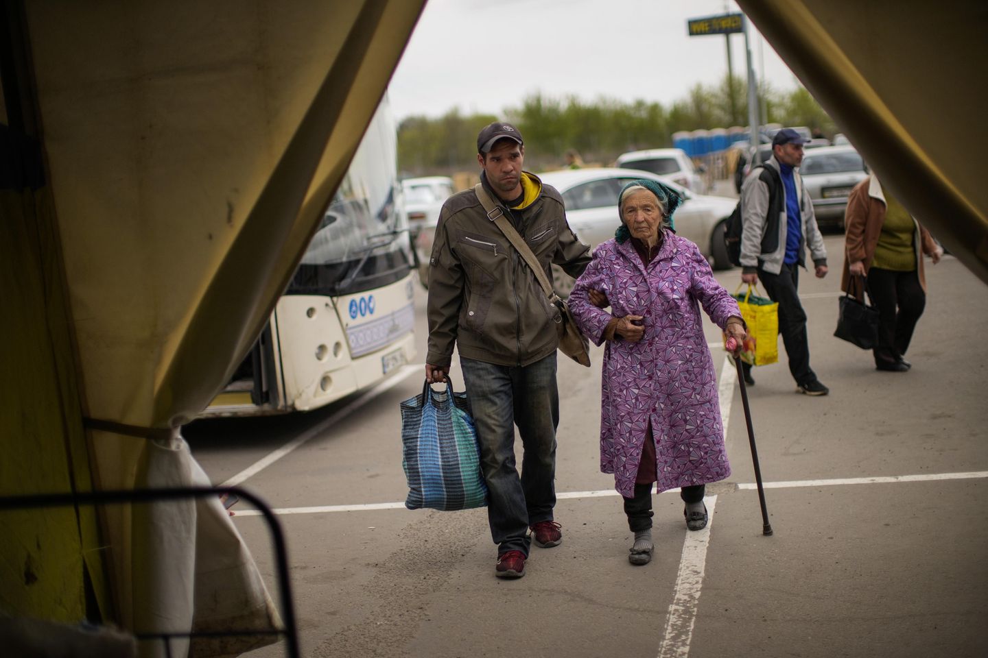 'Köklerimiz orada': Ukraynalılar ev için cephe hattını geçti