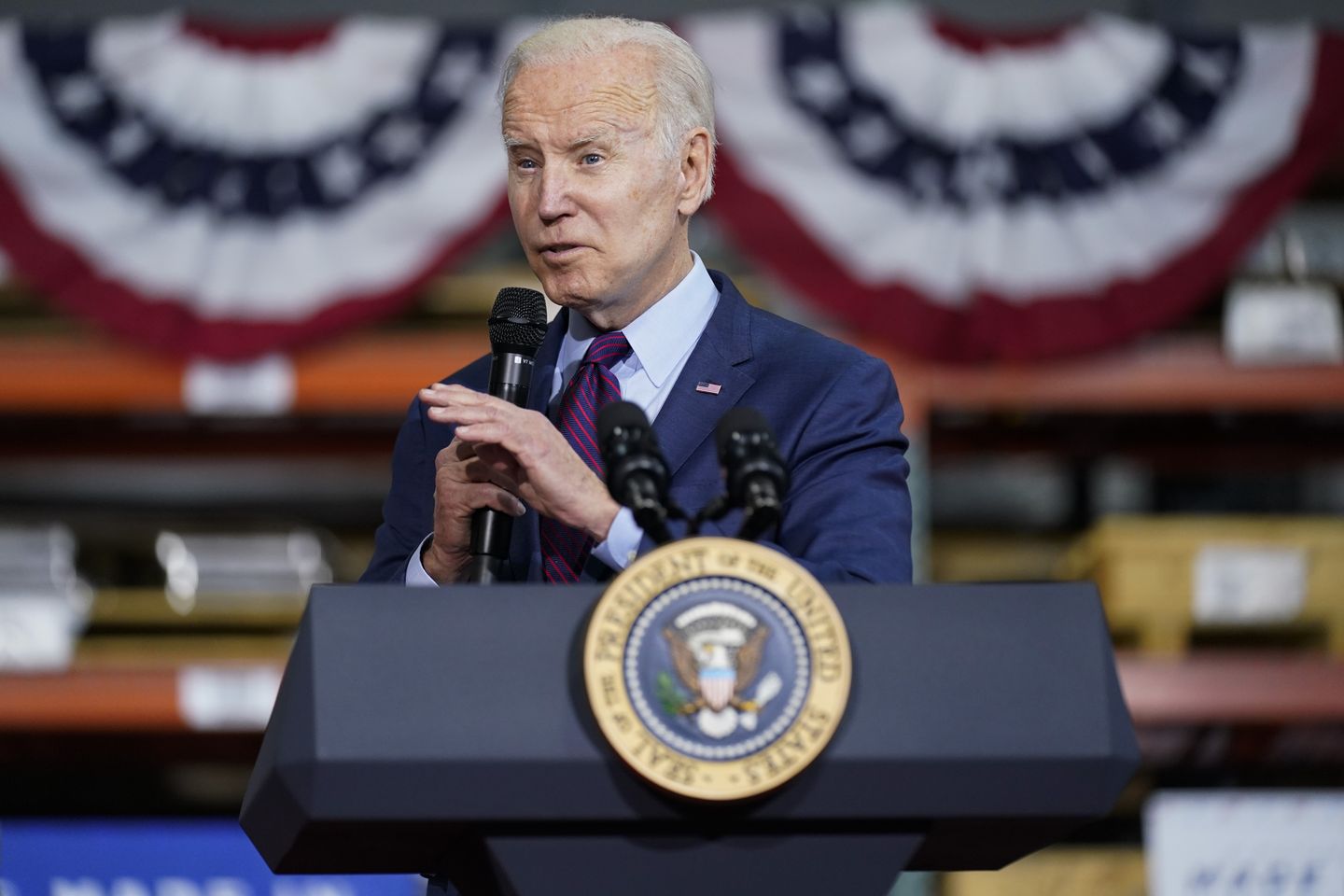 Joe Biden, Irak ve Afganistan'da 50'den fazla kez bulunduğuna dair yalanlanmış övünmeyi tekrarladı