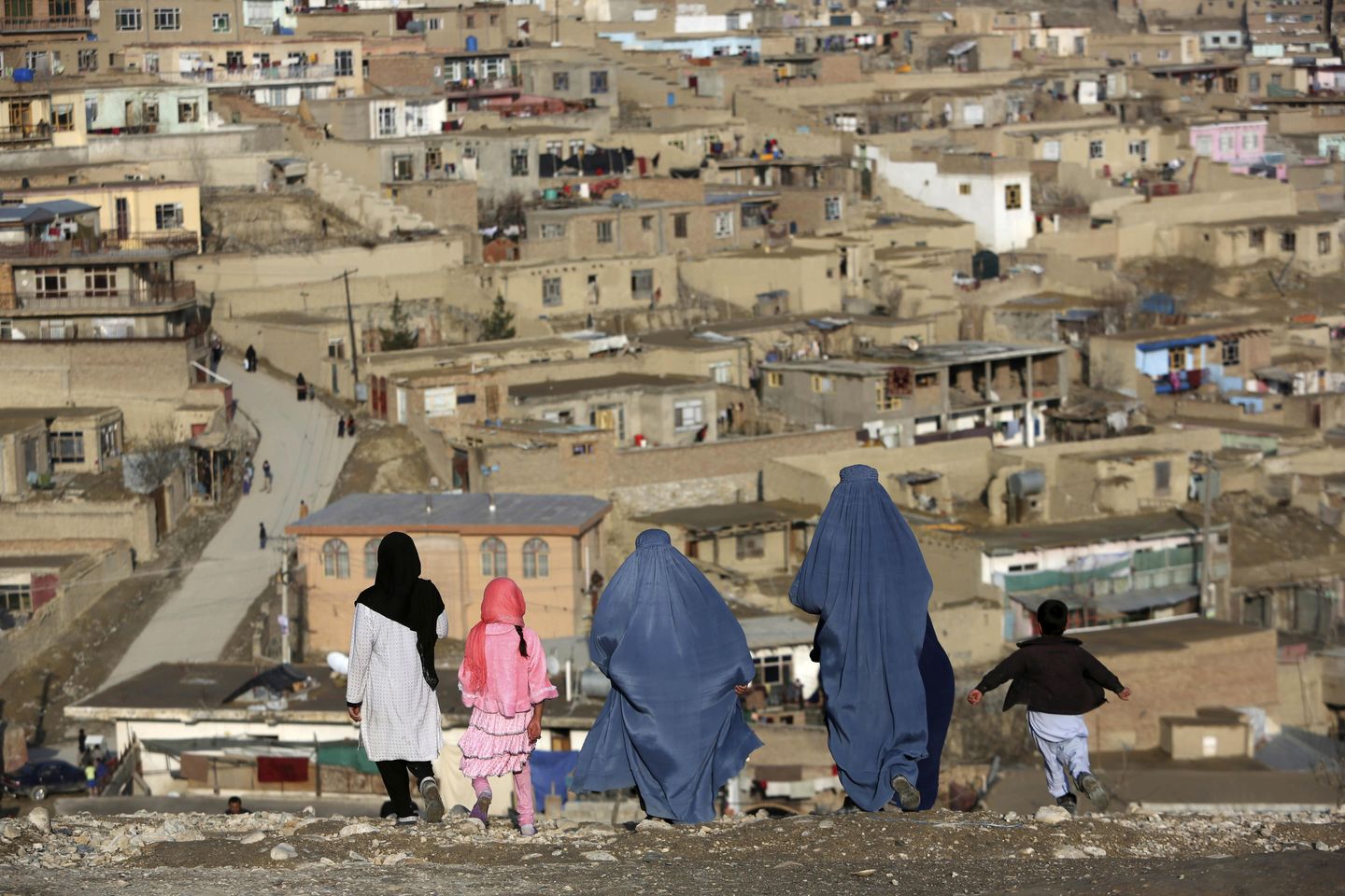 Afganistan'da Taliban kadınlara tepeden tırnağa örtünme emri verdi