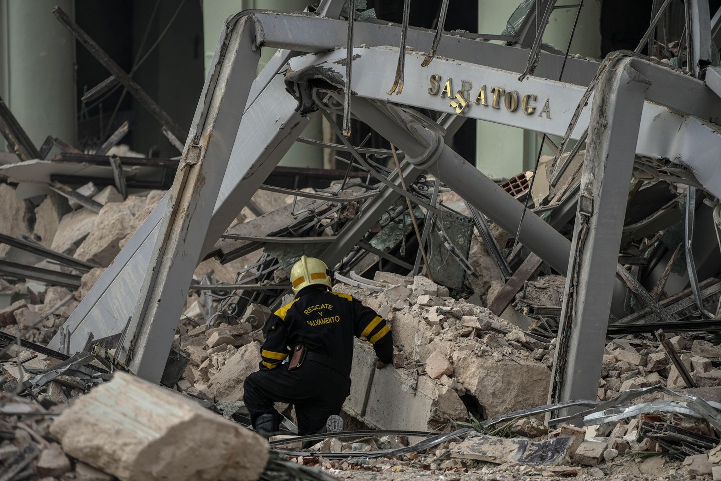 Kurtarma ekipleri, ölümcül patlamanın ardından Küba otelinde kurbanları arıyor