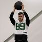 New York Jets&#39; tight end Jeremy Ruckert (89) warms up with a medicine ball before the NFL football team&#39;s training camp, Friday, May 6, 2022, in Florham Park, N.J. (AP Photo/John Minchillo)