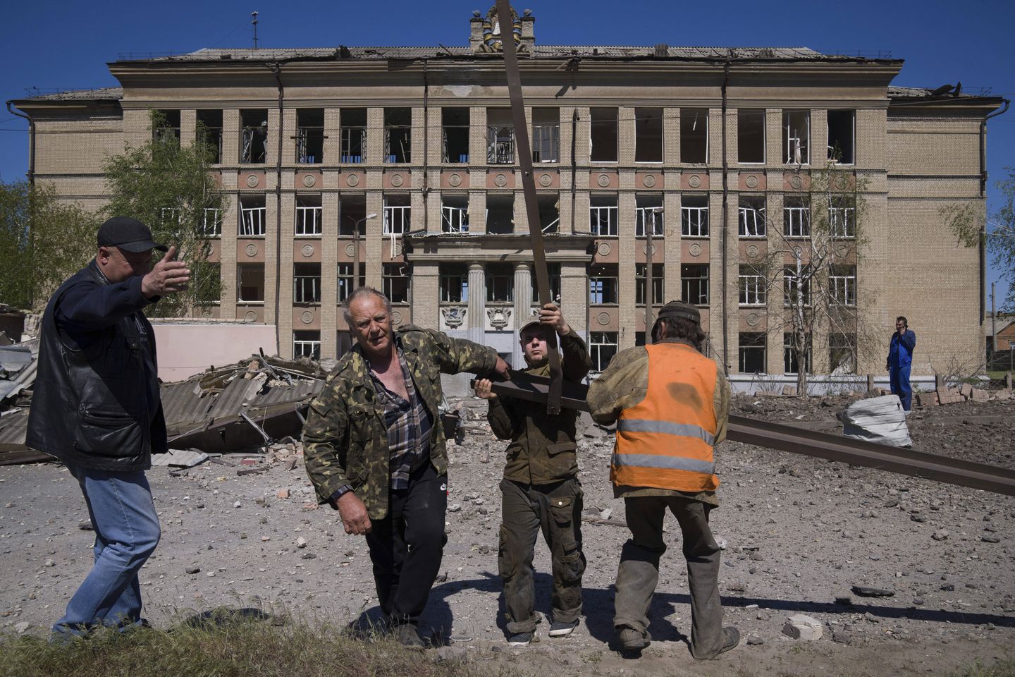 Rus bombasının Ukrayna okulunu yerle bir etmesinden sonra düzinelerce kişinin ölmesinden korktular