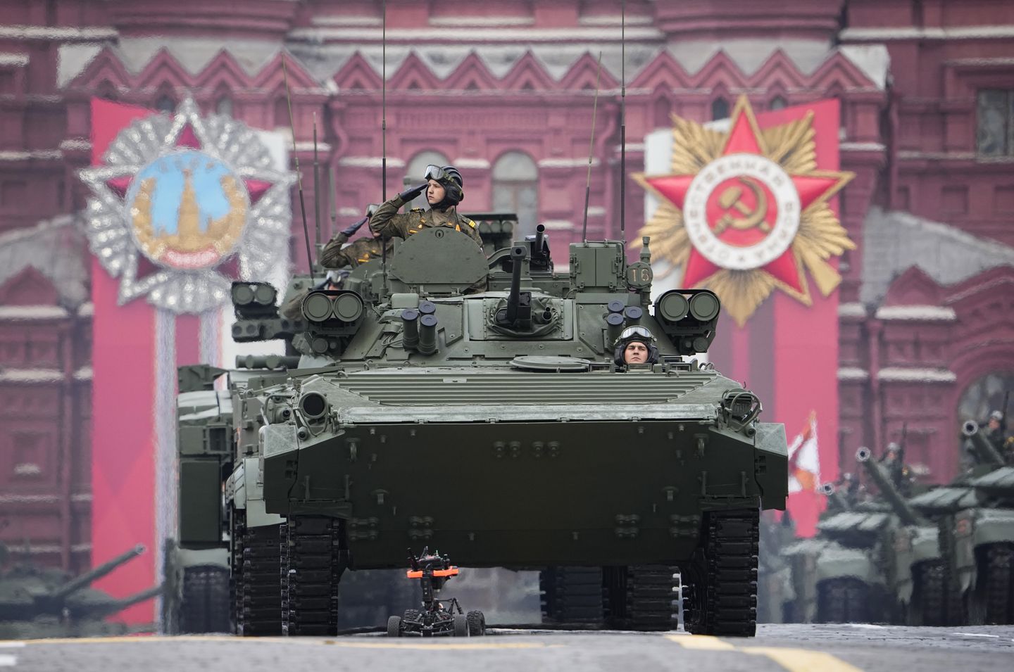 Rusya, Putin Zafer Bayramı'nı kutlarken Ukrayna'ya saldırmak için baskı yapıyor