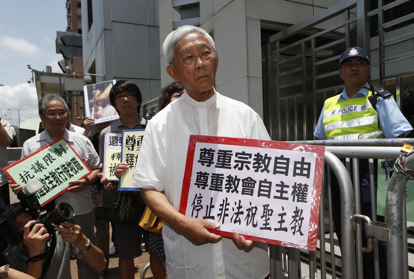 Polisi Hong Kong menangkap pensiunan kardinal Katolik atas tuduhan keamanan nasional, membebaskannya dengan jaminan