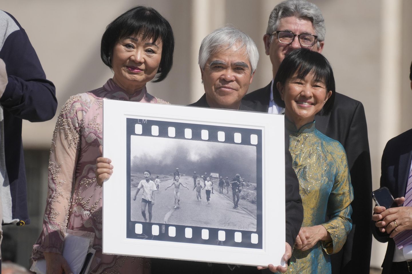 Emekli AP fotoğrafçısı Ut, Papa'ya 'Napalm Kızı' fotoğrafını verdi