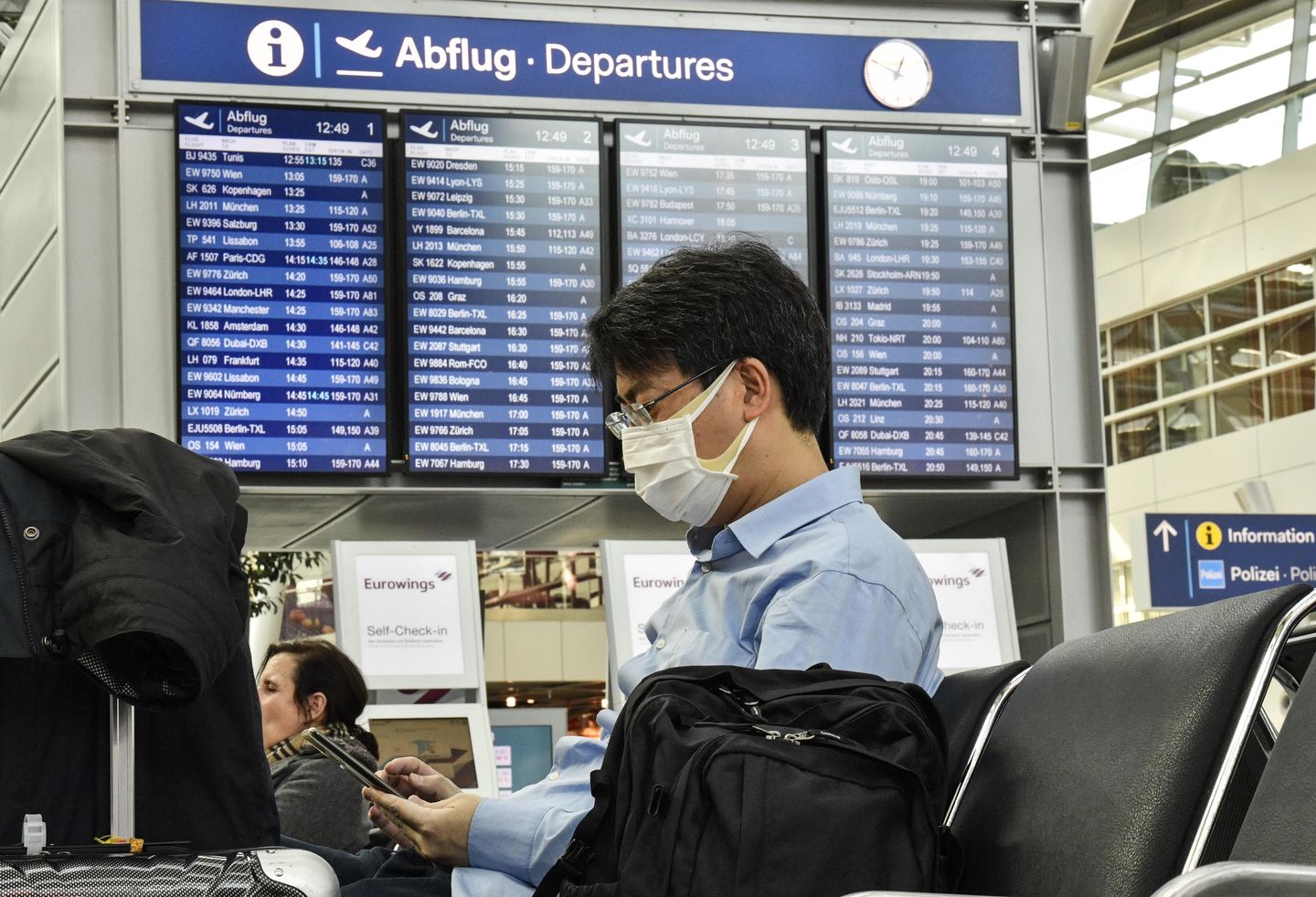 Avrupa Birliği, pandemi azaldıkça hava yolculuğu için maske gereksinimini kaldırdı