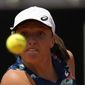 Poland&#39;s Iga Swiatek returns the ball to Turkey&#39;s Ons Jabeur during their final match at the Italian Open tennis tournament, in Rome, Sunday, May 15, 2022. (AP Photo/Alessandra Tarantino)