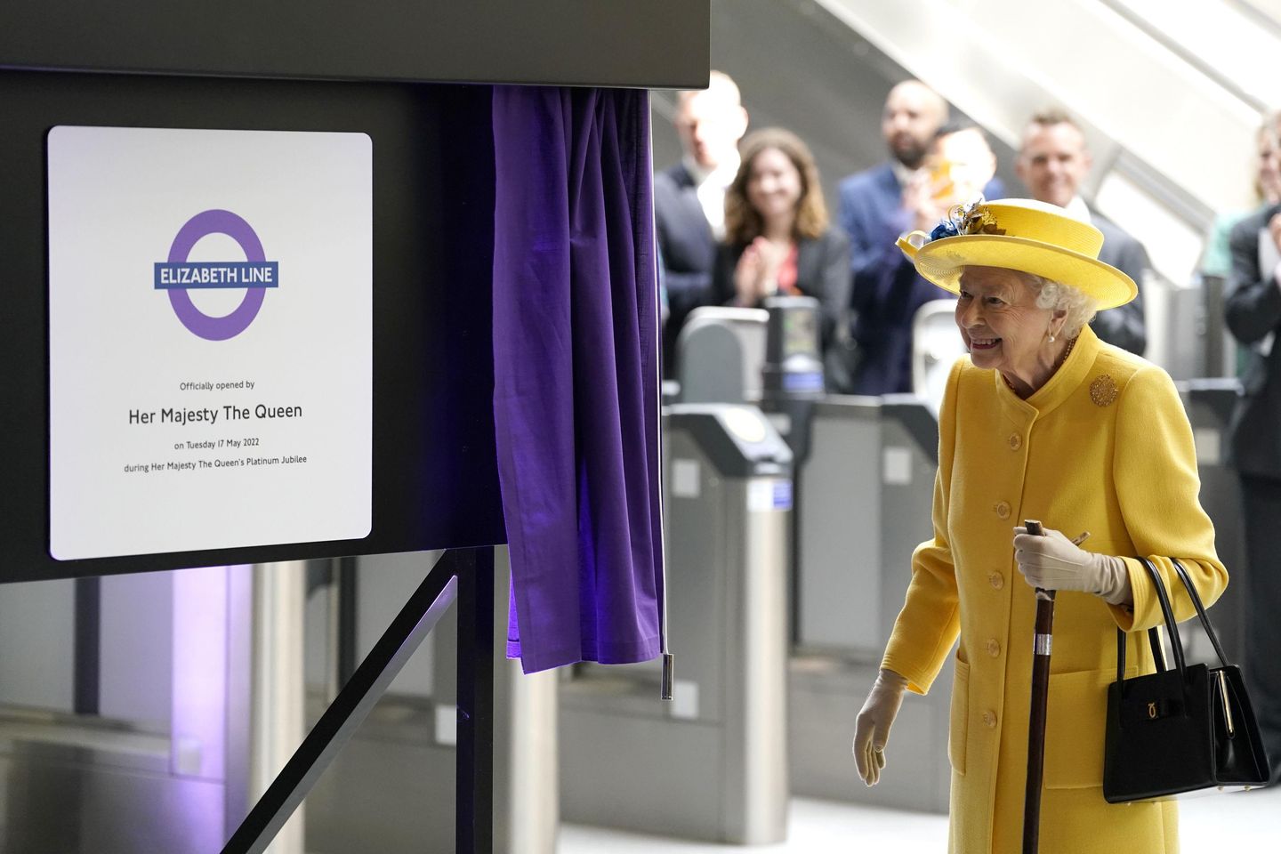 Kraliçe II. Elizabeth, yeni metro hattını işaretlemek için sürpriz bir görünüm sergiliyor