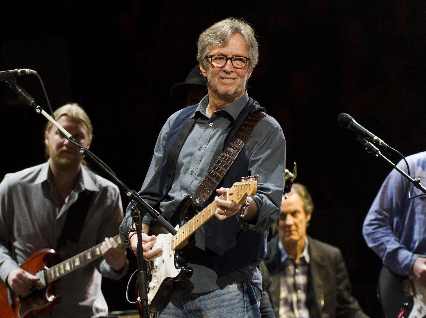 Eric Clapton, COVID-19 için pozitif test ettikten sonra gösterileri iptal etti