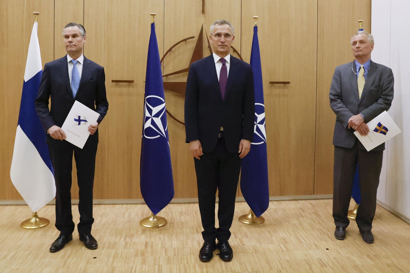 NATO başkanı Jens Stoltenberg, Finlandiya ve İsveç'in başvurduğu 'tarihi anı' selamlıyor