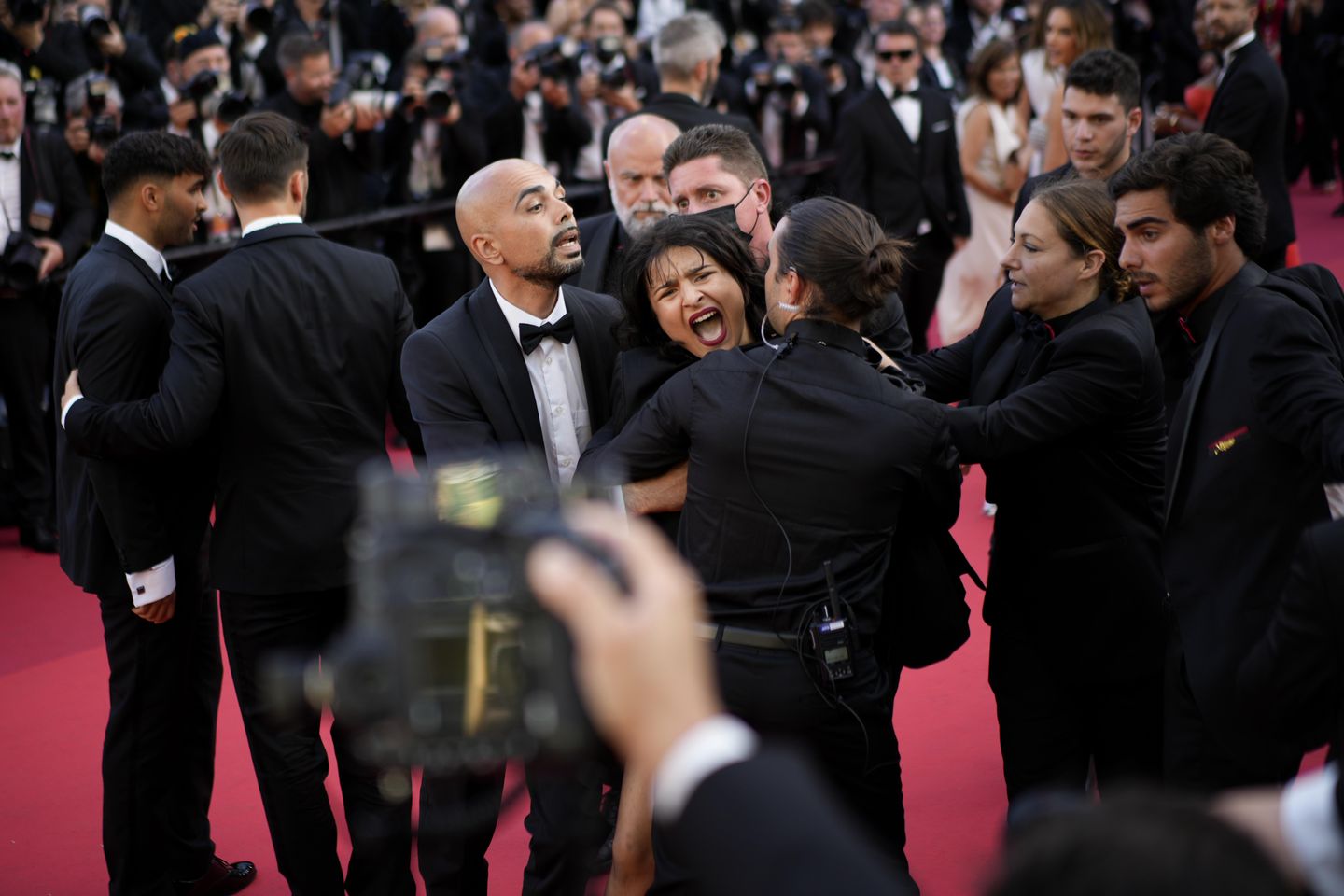 George Miller'ın galasında protestocu Cannes halısına çarptı